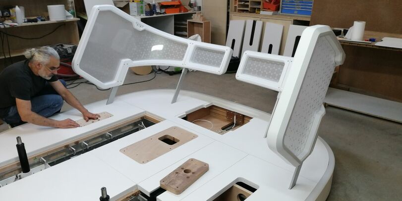 Fabrication d’un prototype de démonstrateur avionique dans l’atelier de l’agence de design Félix Associés à Bordeaux